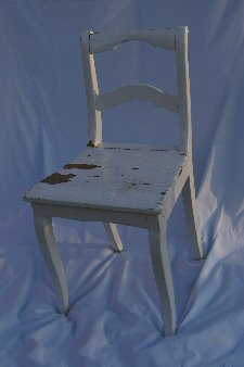 alter Stuhl vor der Dekoration - Nähservice Aurach